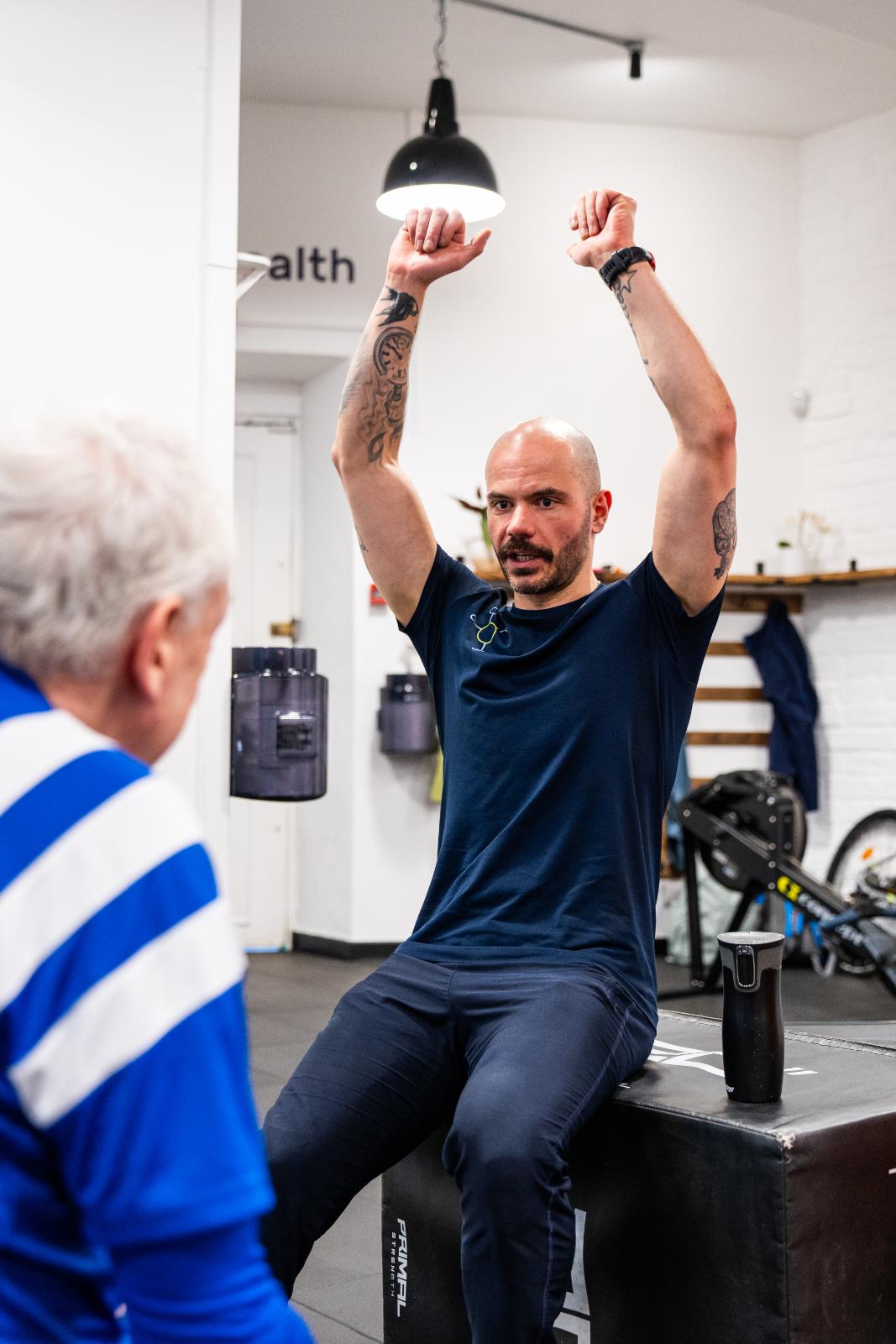 KA3_3350 Specialist demonstrating optimal arm positioning and range of motion for a vertical pressing exercise in our specialized Leith lab.