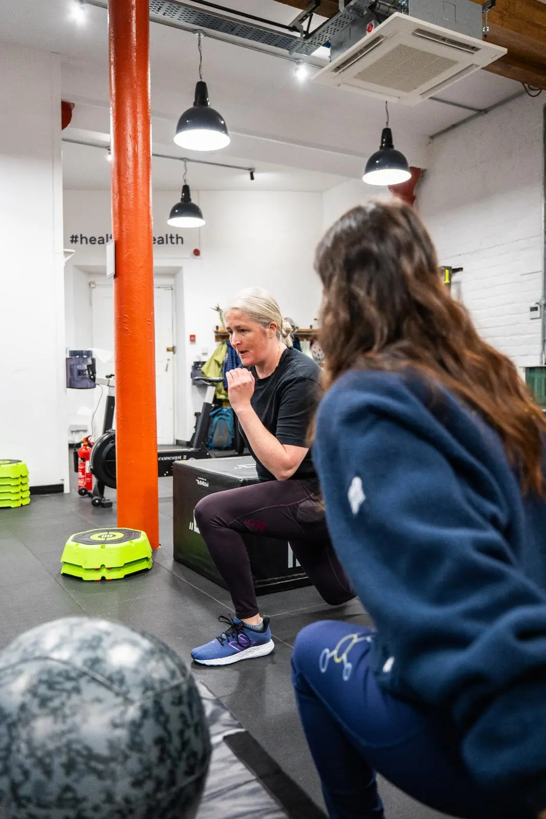 KA3_3792 Health by Science specialist providing clinical cues for a lower body rehabilitation exercise in our Leith clinic.