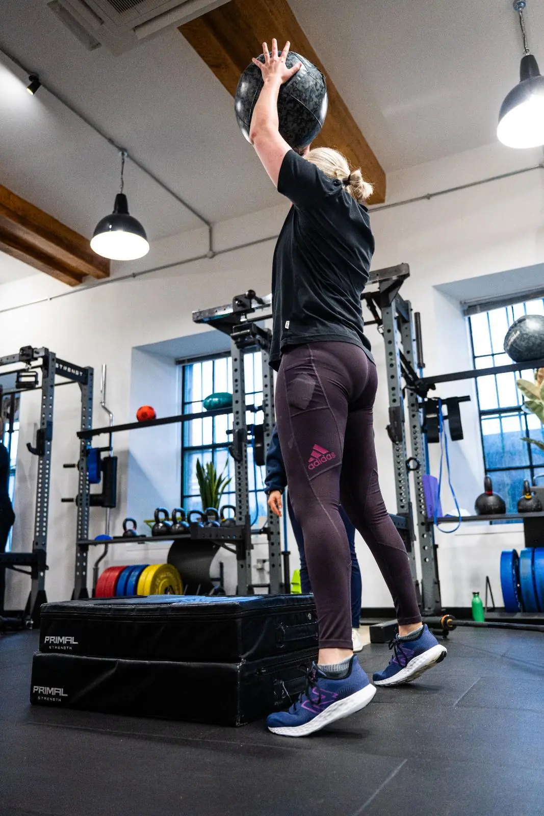 KA3_3853 Clinical supervision of a medicine ball overhead press to assess functional explosive power and shoulder stability in Leith.