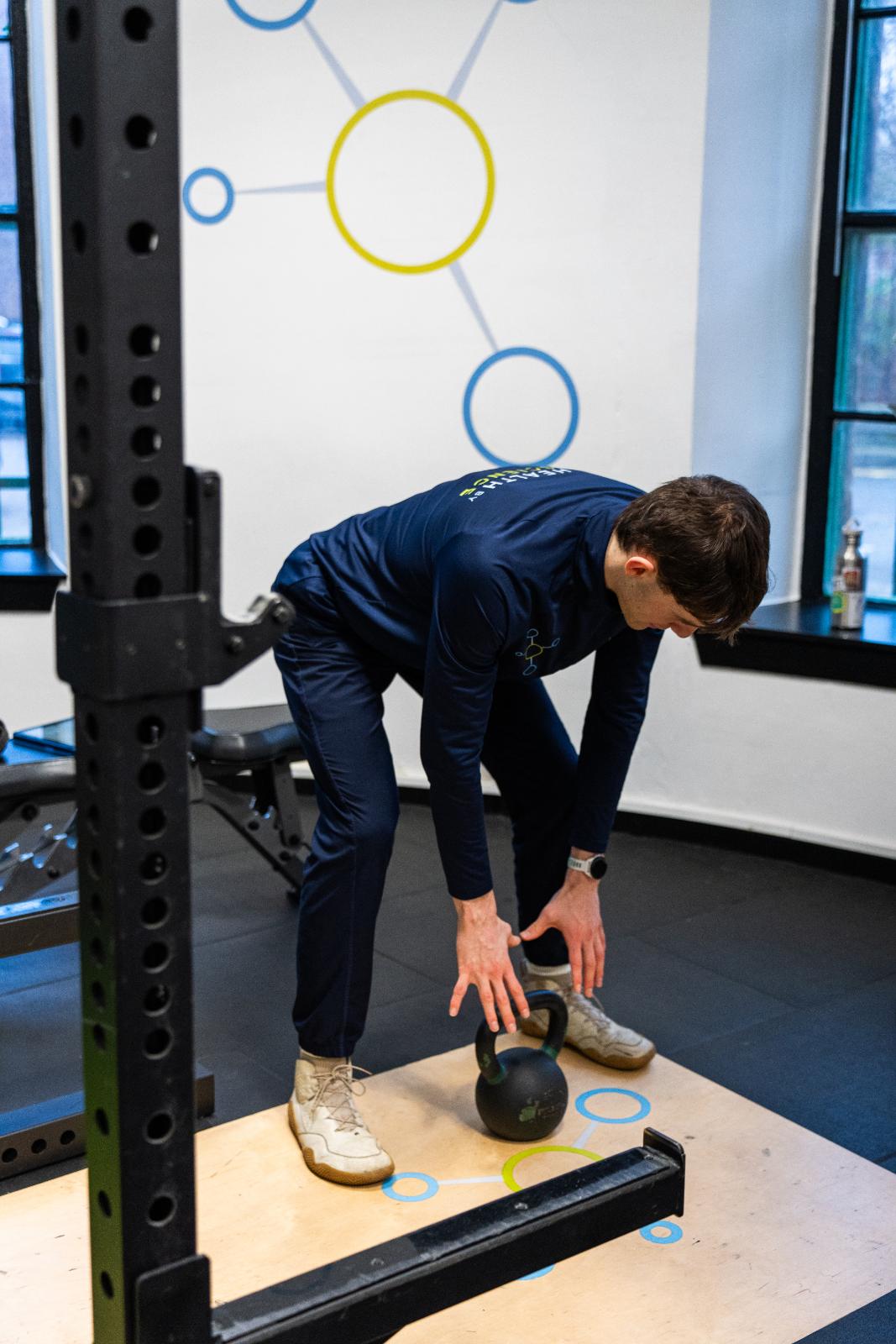 KA3_3896 Health by Science practitioner demonstrating optimal kettlebell setup and grip for a data-driven movement assessment in Leith.