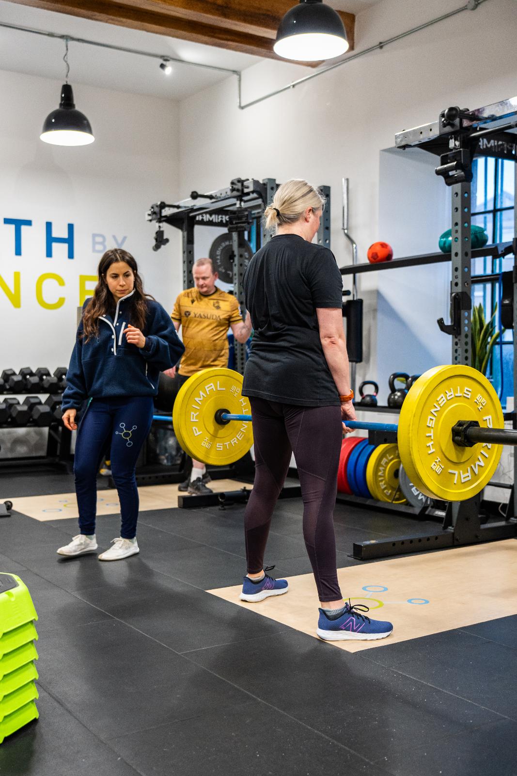 KA3_3921 Clinical supervision of a barbell strength exercise at Health by Science Leith, specialising in data-driven injury recovery.