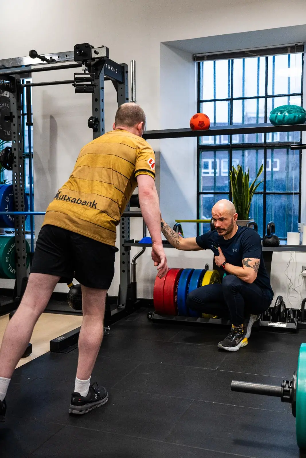 KA3_3938 Specialist conducting a single-leg stability assessment to identify movement compensations during a clinical rehabilitation session.
