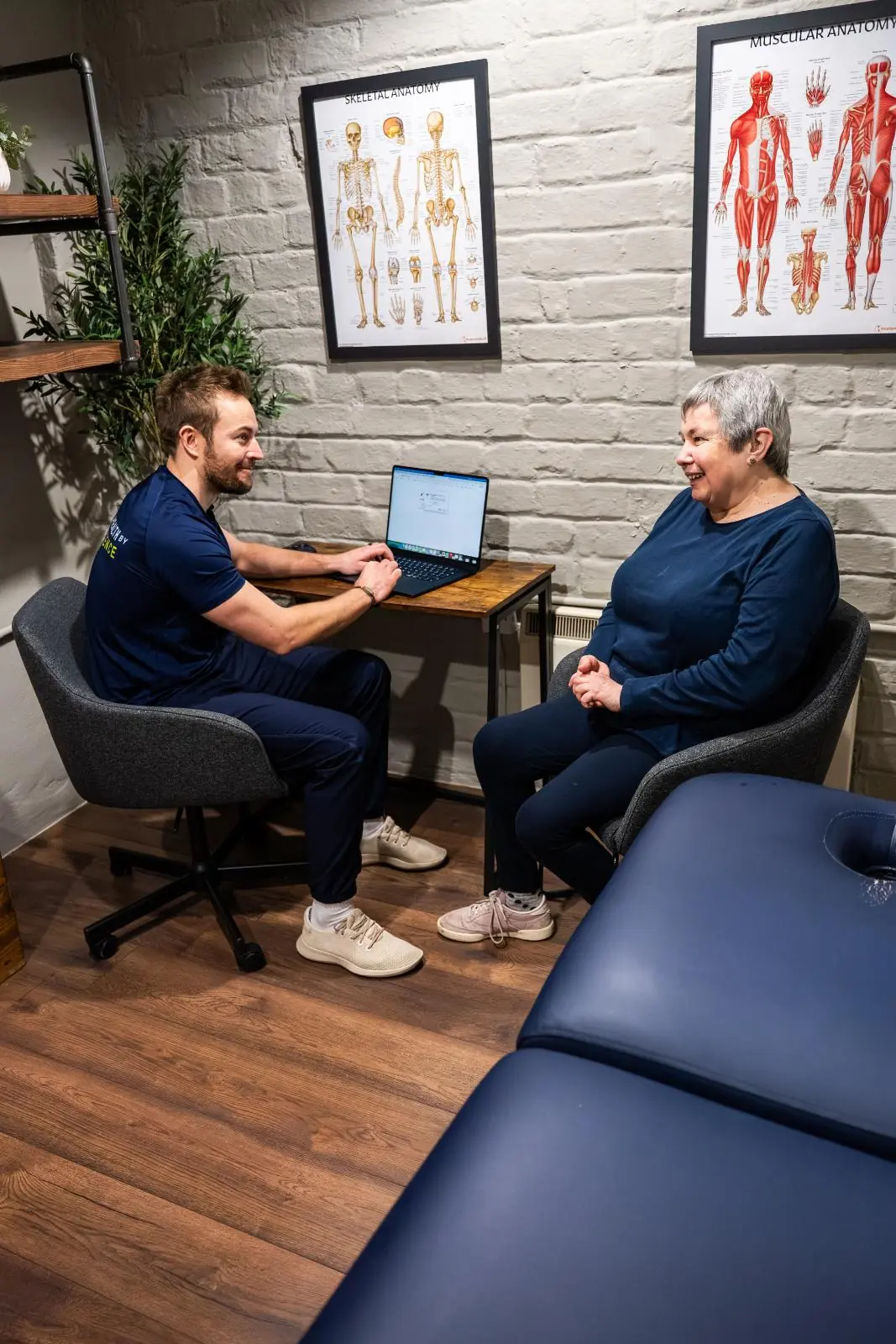 KA3_4198 Collaborative review of clinical biometric data and rehabilitation goals between a specialist and patient at our Edinburgh facility.