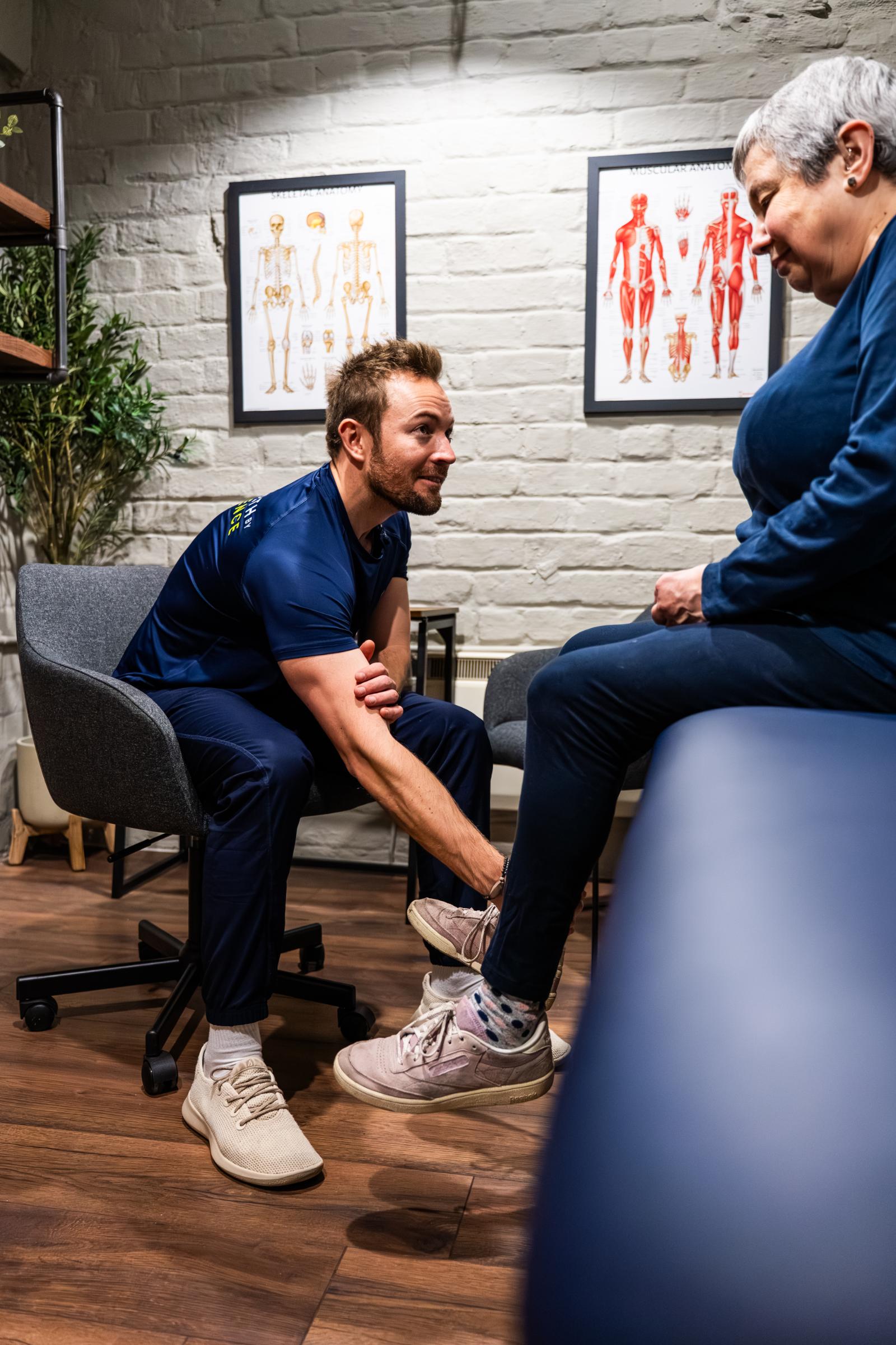 KA3_4295 Practitioner conducting a technical physical screening to identify muscular imbalances for evidence-based rehabilitation in Edinburgh.