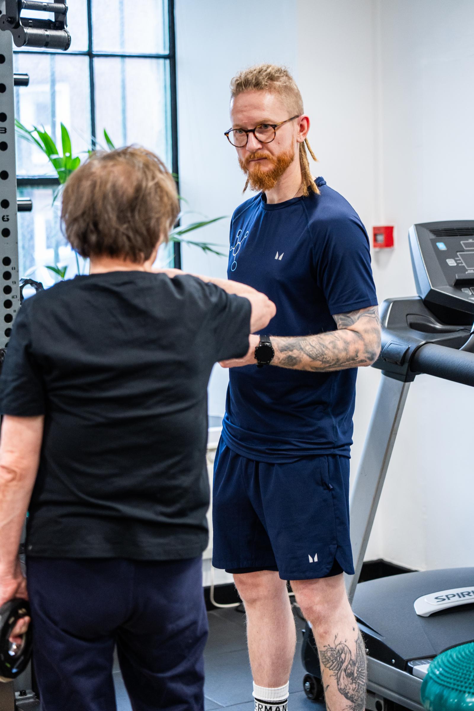 KA3_4374 Specialist providing technical cues and movement analysis during a clinical rehabilitation session at our specialised Leith lab.