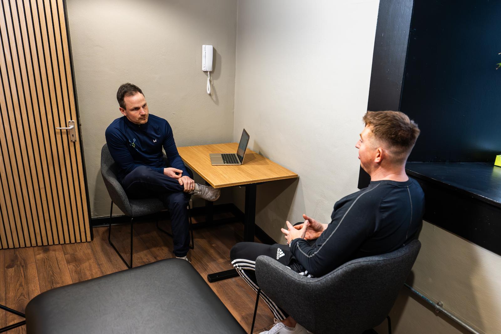 KA3_4644 Private clinical consultation between a Health by Science specialist and a patient to discuss data-driven rehabilitation goals.