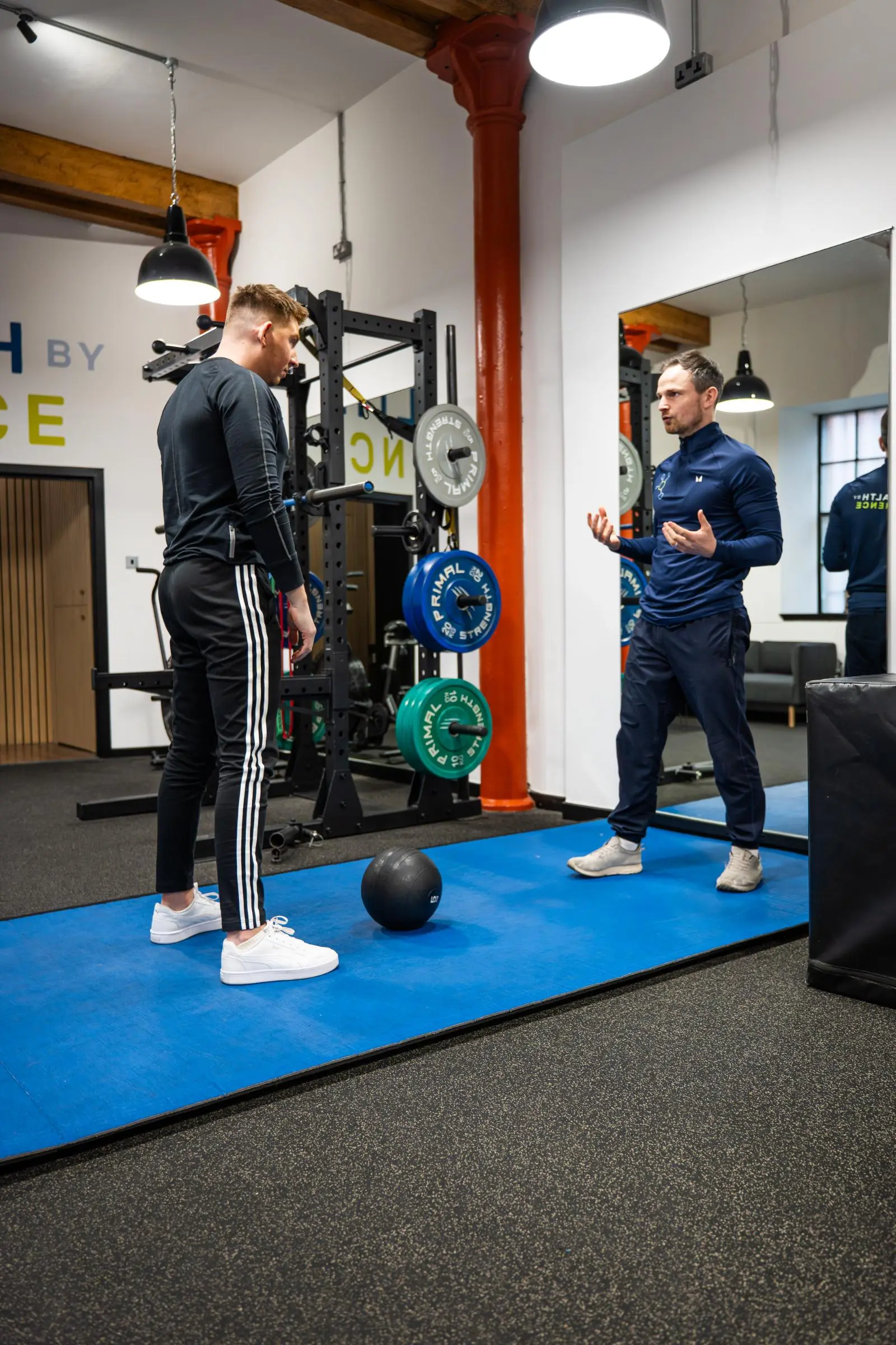 KA3_5144 Health by Science practitioner discussing power development protocols during a clinical strength and conditioning session in Leith.