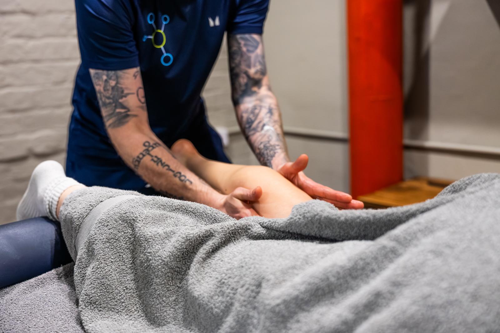 KA3_5700 sports massage edinburgh therapist treating a patient's leg.